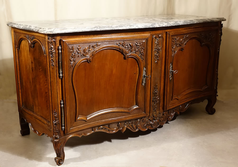 Buffet de chasse proven&ccedil;al du Languedoc en noyer galb&eacute; et sculpt&eacute;